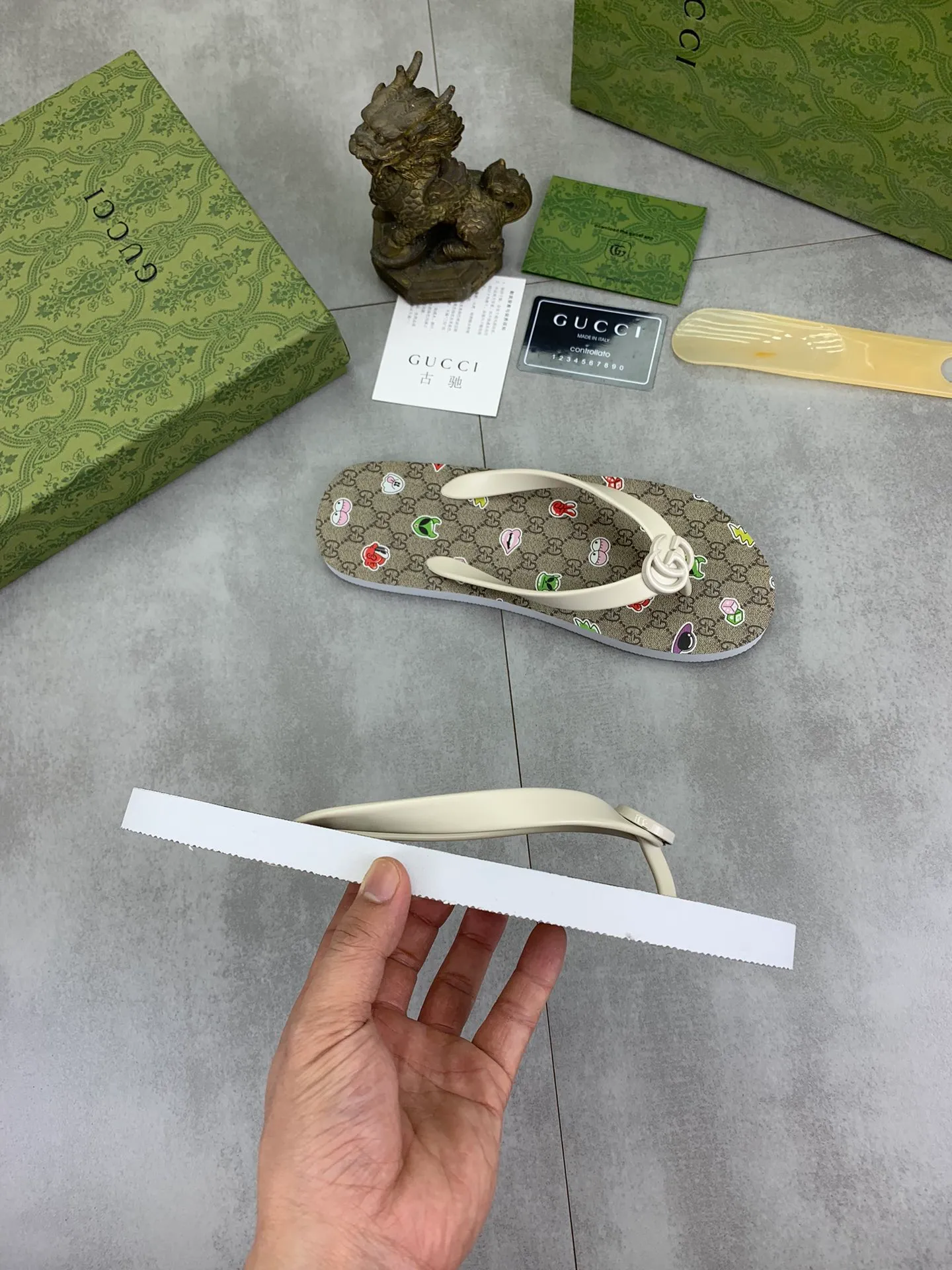 Men's men's shoes 💰P220💰【New style】🆘【GUCCI】Official website's popular Gucci adult couple 🧑‍🤝‍🧑 style, children's flip-flops are on sale at the counter simultaneously! Original fabric imported from Italy. Original bottom provided by the original factory. Size: Adult 36-45. Children’s size: 30-37. Multiple colors available.